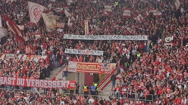 Hinchas de Mainz lanzaron mensajes contra Klopp por su contrato con Red Bull