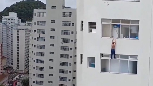 Mujer quedó colgando desde un piso 15 en Brasil: Limpiaba sus ventanas