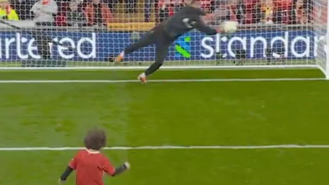 [VIDEO] Exarquero de Liverpool fue abucheado tras tapar dos penales a pequeño hincha