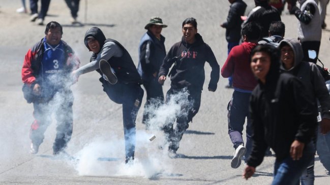 Choferes bolivianos se enfrentan a la policía en protesta por la falta de combustible