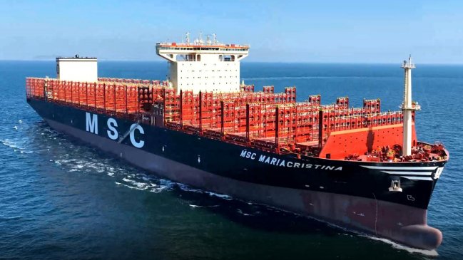 China entrega buque portacontenedores de desarrollo nacional a base de gas natural licuado