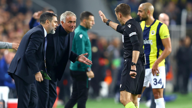 [VIDEO] José Mourinho fue expulsado en el empate de Fenerbahce y Manchester United