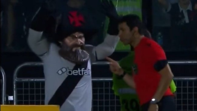 [VIDEO] La mascota de Vasco fue advertido por hacer tiempo en duelo ante Cuiabá