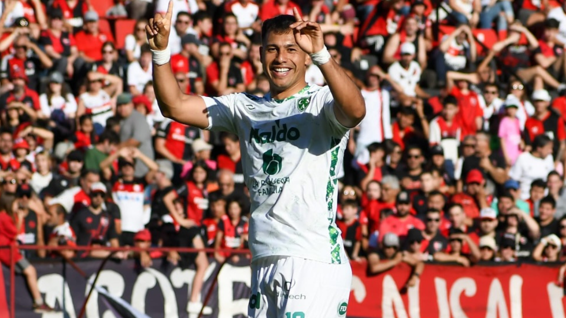 Iván Morales adelantó a Sarmiento frente a Newell's Old Boys en la liga argentina