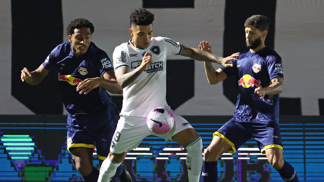 Botafogo ganó a última hora y aumentó su ventaja como líder en la Liga brasileña