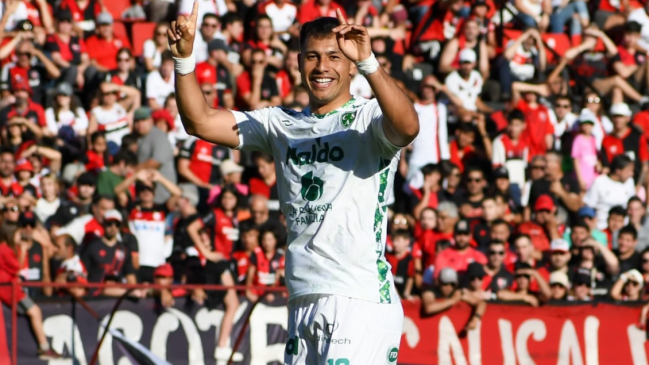 Iván Morales adelantó a Sarmiento frente a Newell's Old Boys en la liga argentina