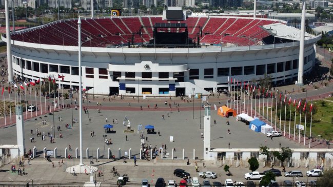 Dron que sobrevolaba el Estadio Nacional cayó encima de una mujer