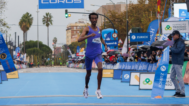 Yomif Kejelcha impuso nuevo récord mundial en el Medio Maratón de Valencia