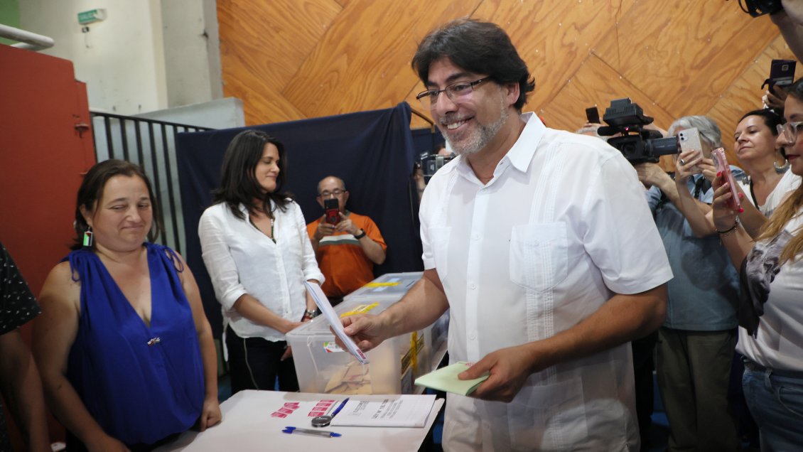 Daniel Jadue acudió a votar en compañía de caótico tumulto de adherentes