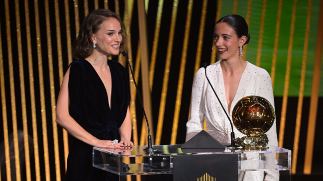 Un gesto, presentadora y el PSG: La participación de Natalie Portman en el Balón de Oro