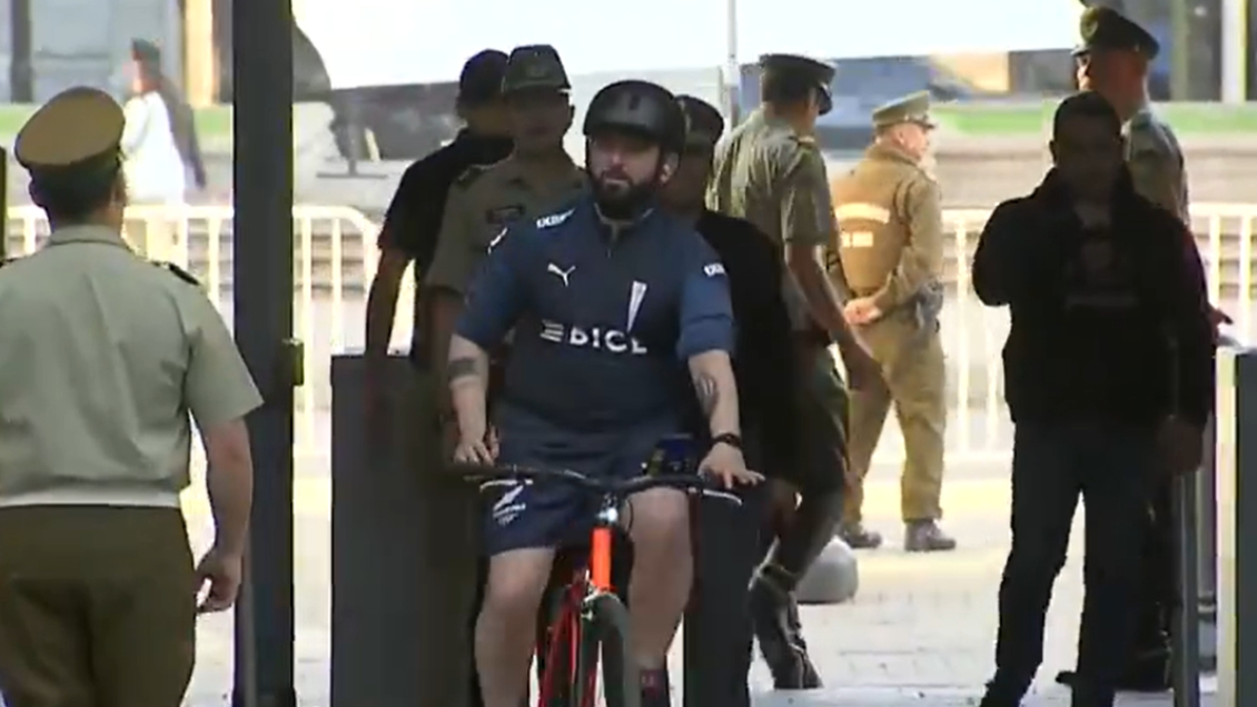 [VIDEO] Presidente Boric llegó a La Moneda en bicicleta y con indumentaria de U. Católica