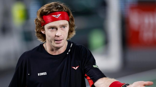 [VIDEO] Andrey Rublev se lastimó la rodilla tras violenta reacción en París-Bercy