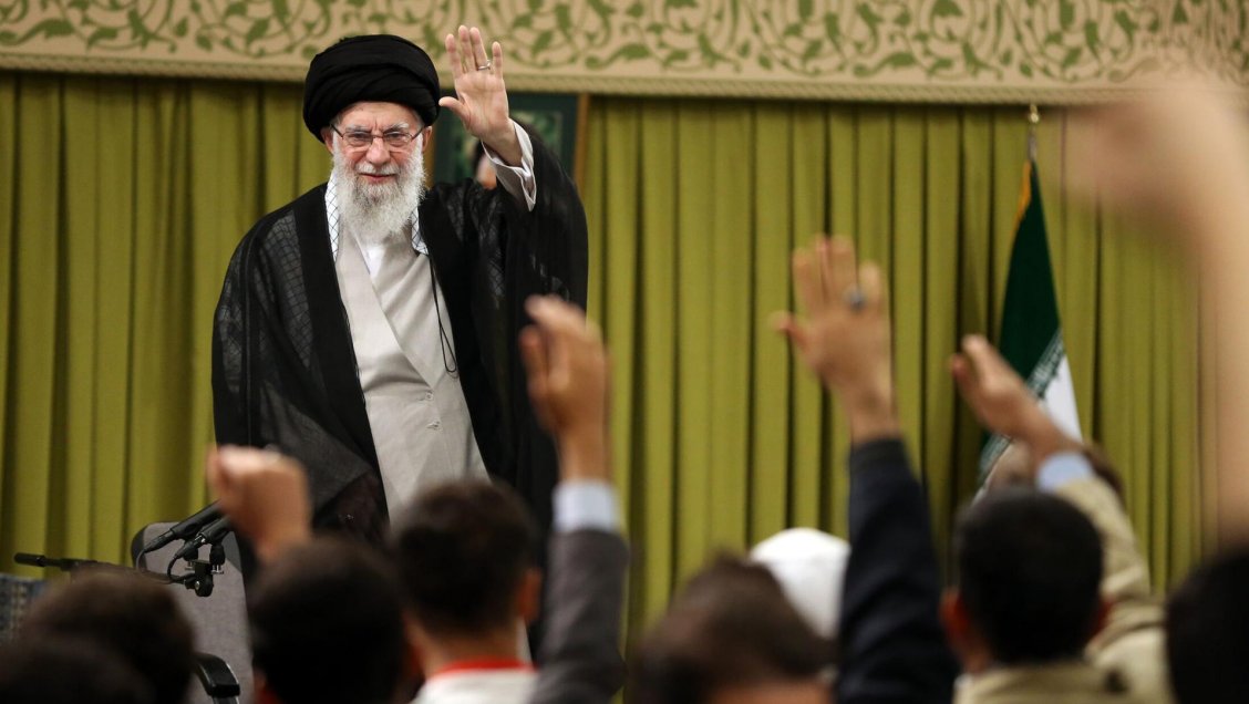 Líder supremo de Irán advierte a Israel y EEUU que recibirán una 