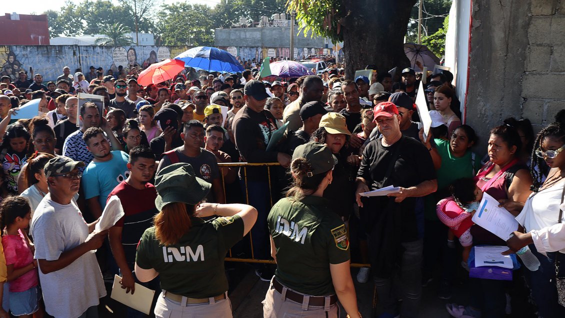 Migrantes en frontera sur de México buscan apurar trámites previo a comicios en EEUU