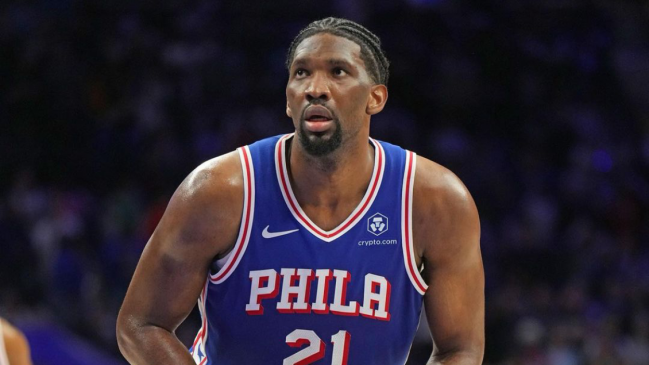 La NBA investigará a Embiid por empujar a un periodista en el camarín de los 76ers
