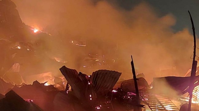Violento incendio en campamento de Antofagasta dejó a cuatro heridos y 31 casas quemadas
