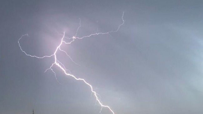 Terrible: Un rayo mató a futbolista y dejó cuatro heridos en pleno partido en Perú
