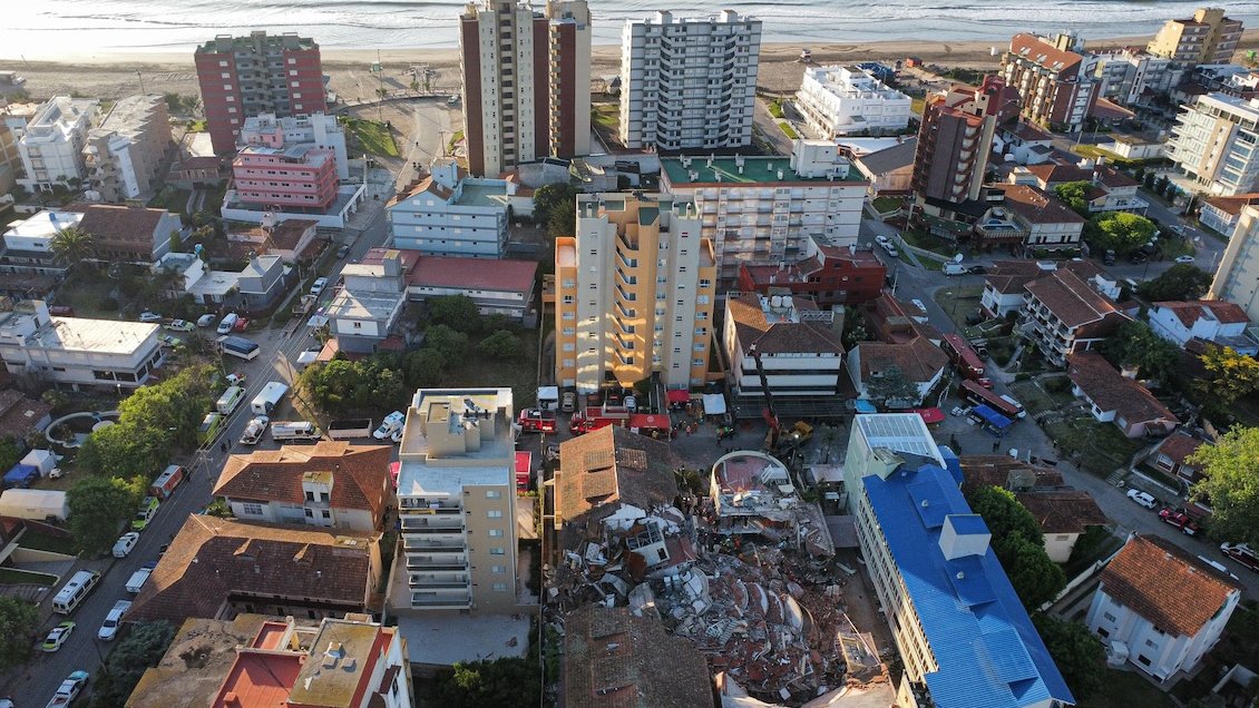 Hallan cuarto cadáver entre los escombros de hotel que se derrumbó en Argentina