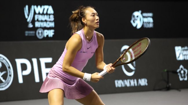Qinwen Zheng venció a Krejcikova y jugará por el título en las Finales de la WTA