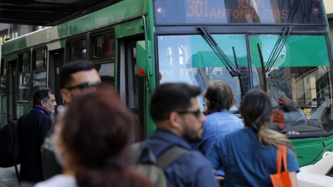 Nueva alza del transporte público impulsa llamados a atacar la evasión