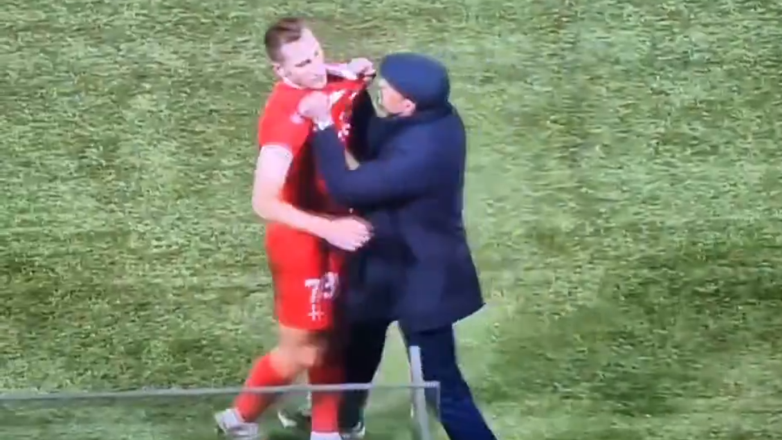 [VIDEO] La violenta reacción de un DT contra su jugador tras ser expulsado