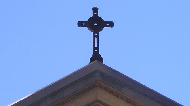 Sujeto atacó con palos y un botellazo a monjes en España