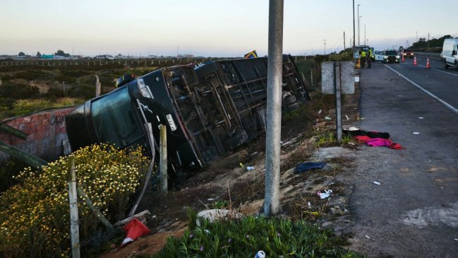 Bus con hinchas de Colo Colo volcó en la Ruta 5 Norte
