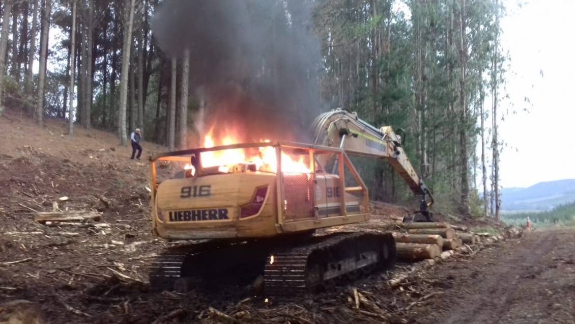 Atentado dejó dos máquinas y una camioneta quemadas en Lautaro