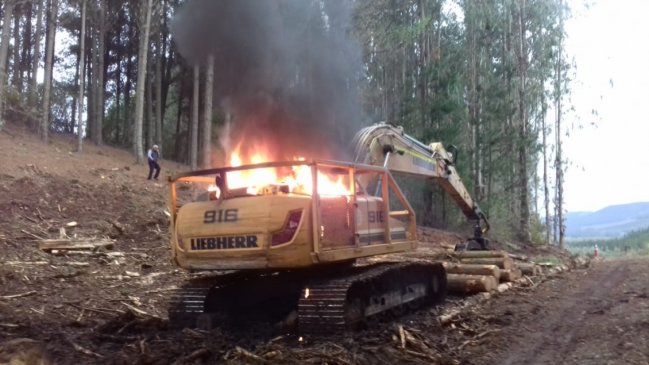 Atentado dejó dos máquinas y una camioneta quemadas en Lautaro