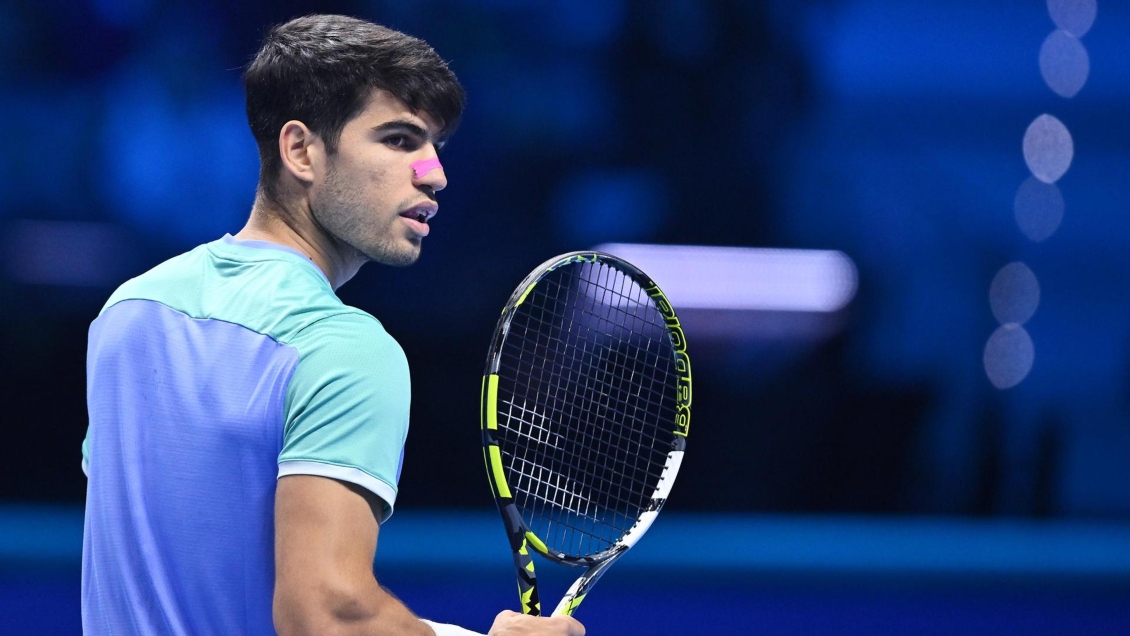Alcaraz venció a Rublev y mantuvo sus opciones en las Finales de la ATP