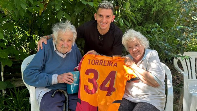 Lucas Torreira visitó a Pepe Mujica y le obsequió camiseta de Galatasaray
