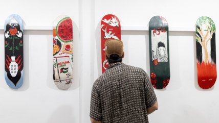   Subastan skates pintados por artistas para recaudar fondos pro Palestina 