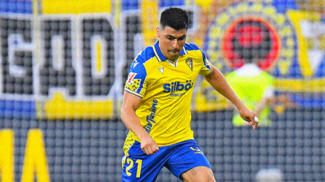 Técnico de Cádiz anunció medidas contra Tomás Alarcón tras pelear con un compañero