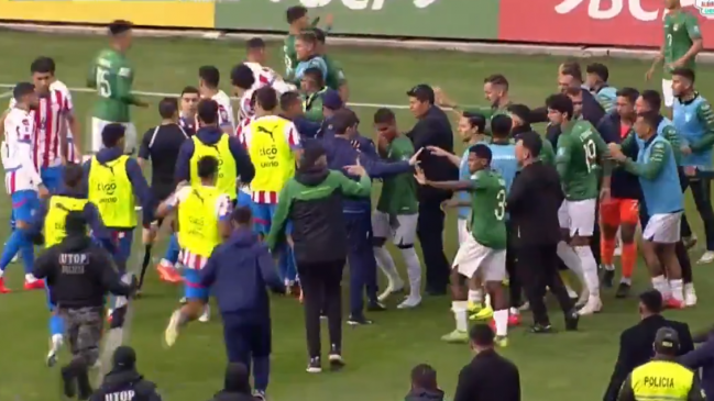 Bolivia anotó con discutido penal y se generó una pelea contra Paraguay