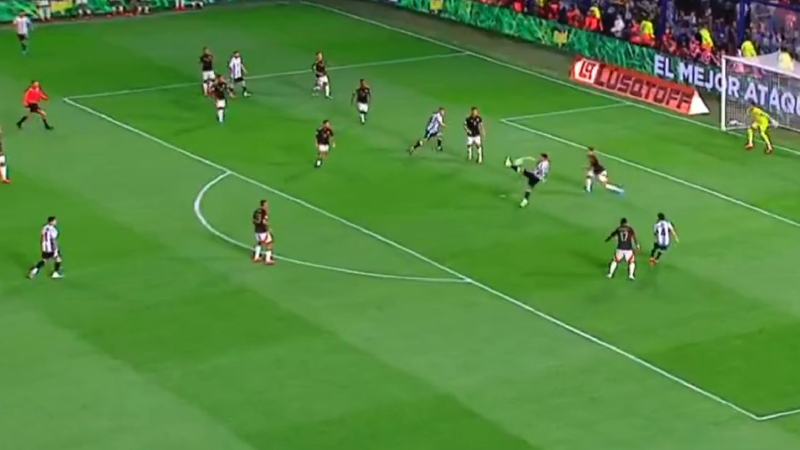 [VIDEO] Messi asistió y Lautaro Martínez anotó un golazo de volea a Perú en La Bombonera