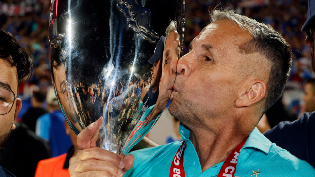 [VIDEO] Gustavo Álvarez fue sorprendido por sus dirigidos y terminó empapado