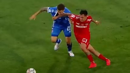   El diálogo del VAR en el gol anulado a Ñublense: El jugador sujeta la camiseta y propina una patada 