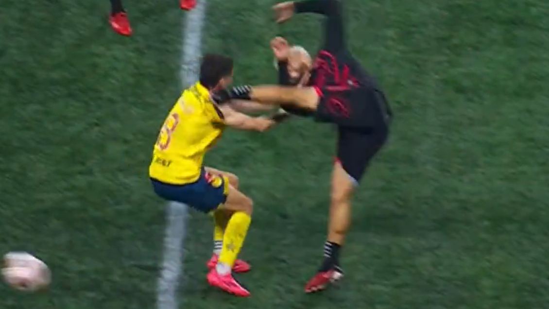 [VIDEO] Nicolás Díaz fue expulsado por fuerte patada a rival y América eliminó a Tijuana en México