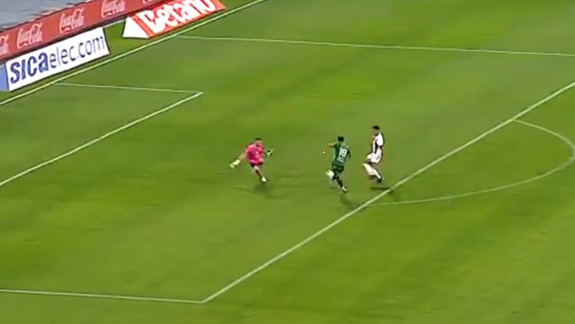 [VIDEO] Iván Morales tuvo increíble fallo ante Talleres