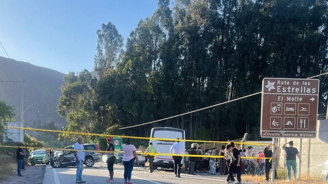 Dos personas fallecieron tras choque frontal entre camioneta y bus en Vicuña