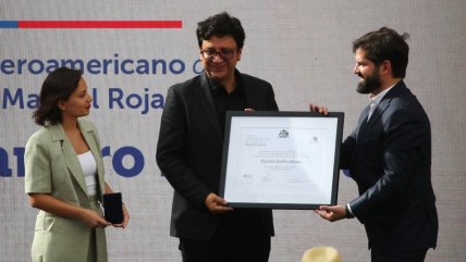   Rosabetty Muñoz y Alejandro Zambra recibieron sus premios iberoamericanos en La Moneda 