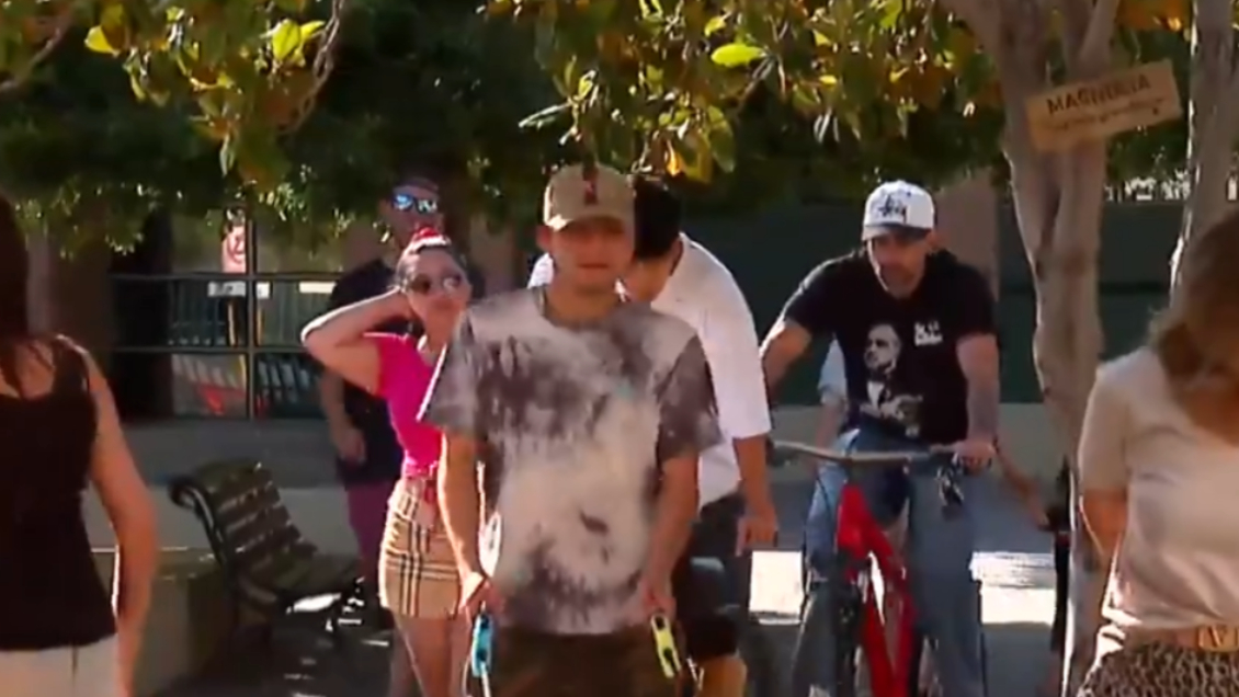 [VIDEO] Jorge Valdivia fue a votar en bicicleta y accedió a pedido de selfie de vocales de mesa