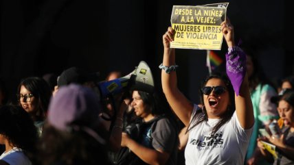   La marcha en Santiago por el Día Internacional contra la Violencia hacia las Mujeres 