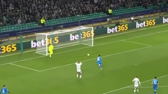 [VIDEO] Grosero error: Jugador de Celtic marcó increíble autogol en la Champions