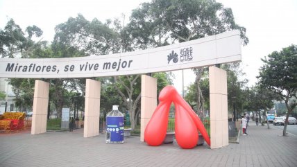  Instalaron un clítoris gigante en plaza de Lima 
