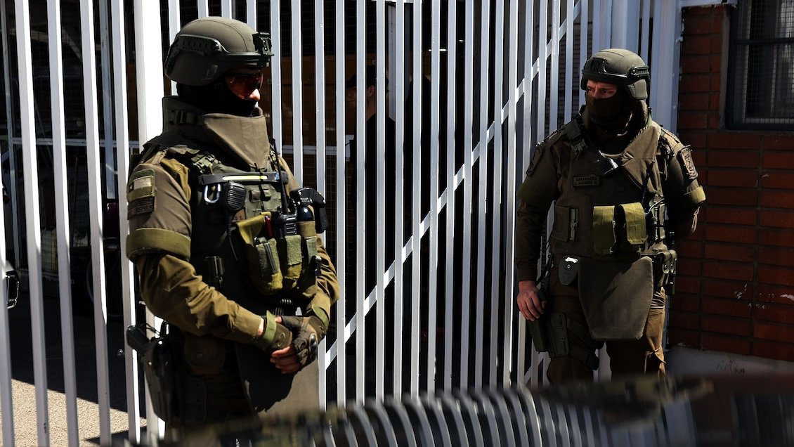 Balearon un auto a metros de un colegio en Concepción