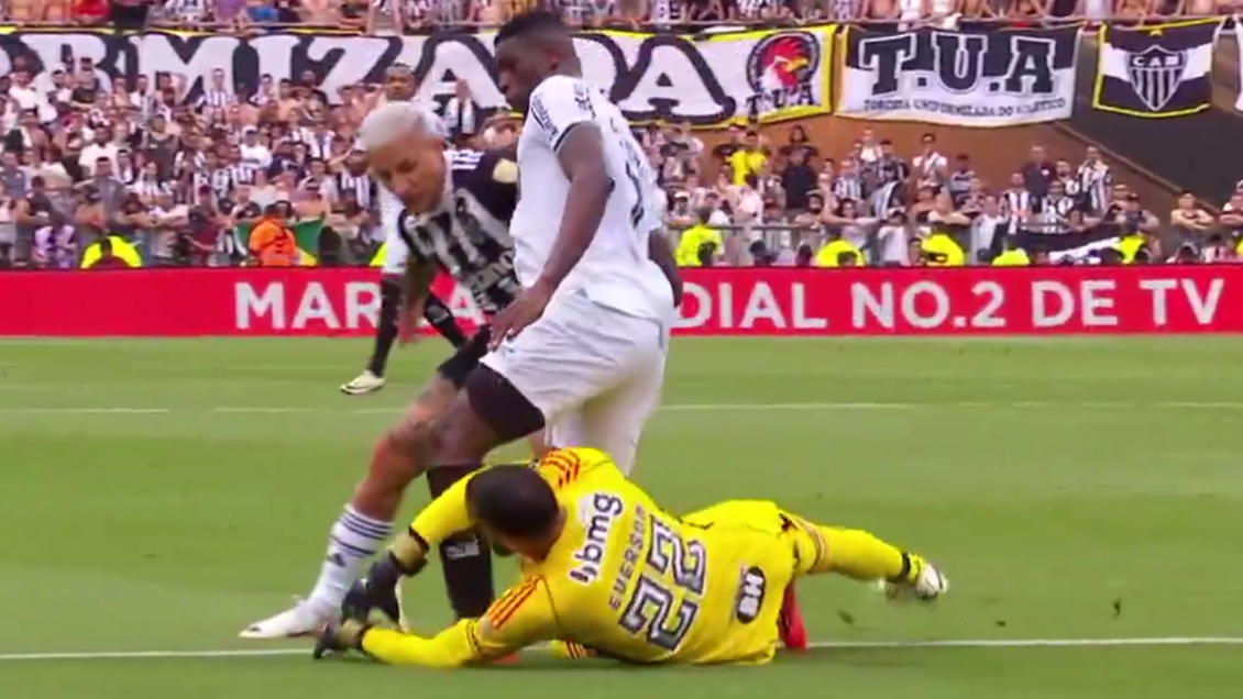 [VIDEO] La falta que derivó en penal para Botafogo tras revisión en el VAR