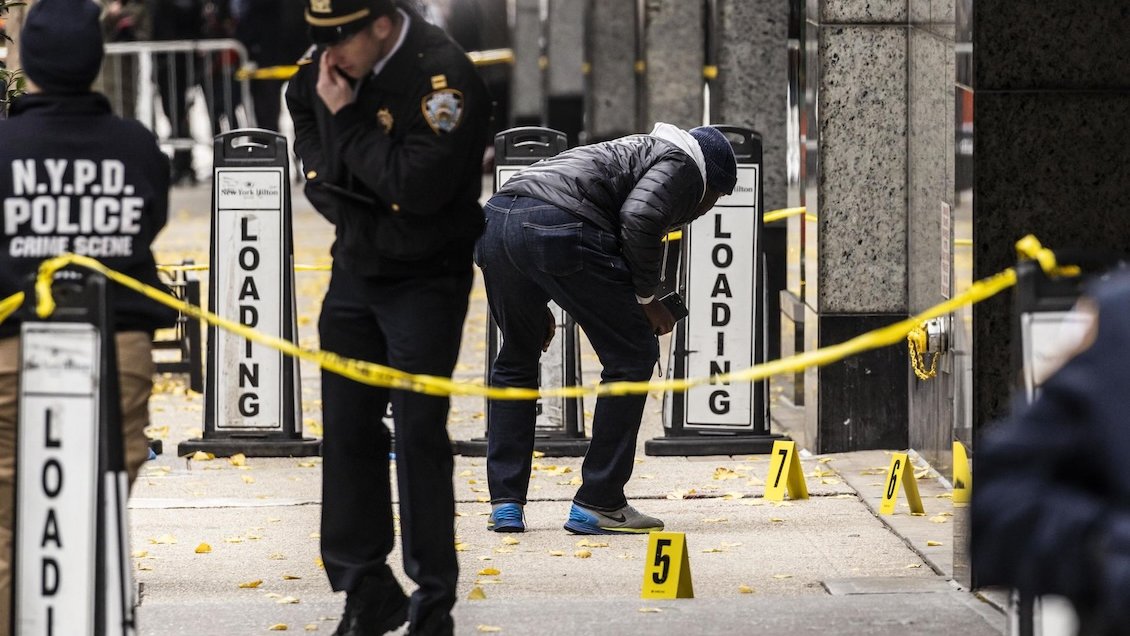 Balas que dieron muerte a CEO de UnitedHealthcare tenían mensajes escritos