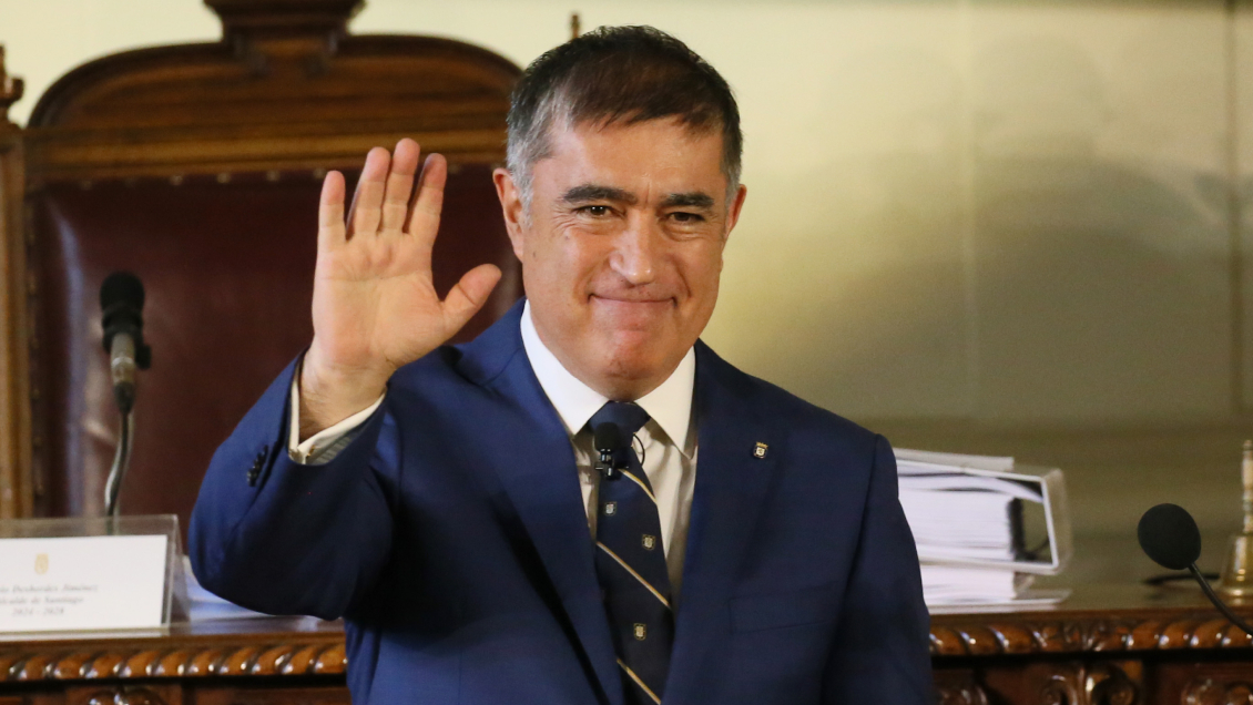 Desbordes asumió como alcalde de Santiago y prometió 