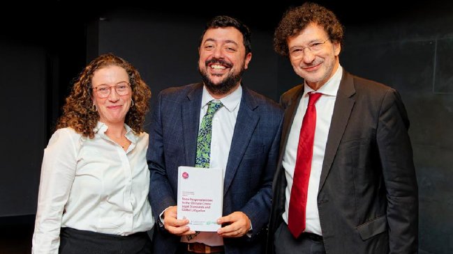 Chilenos publican libro sobre derecho ambiental en medio de juicio histórico en La Haya